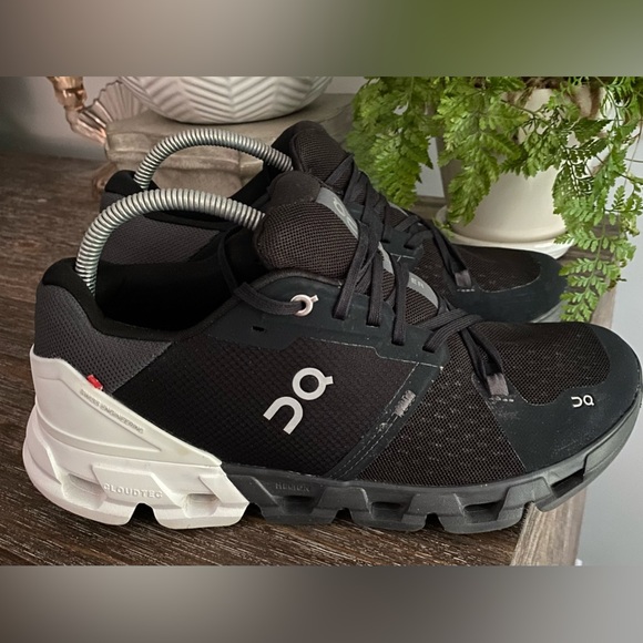 OC Men’s 9 On Cloud Cloudflyer 4 Black/White Athletic Running Sneakers Shoes - Picture 2 of 11